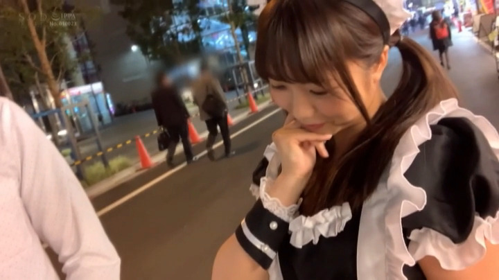 メイドのコスプレ衣装を着て秋葉原の路上にいるオタクを逆ナンパし、自分からセックス交渉（戸田真琴）