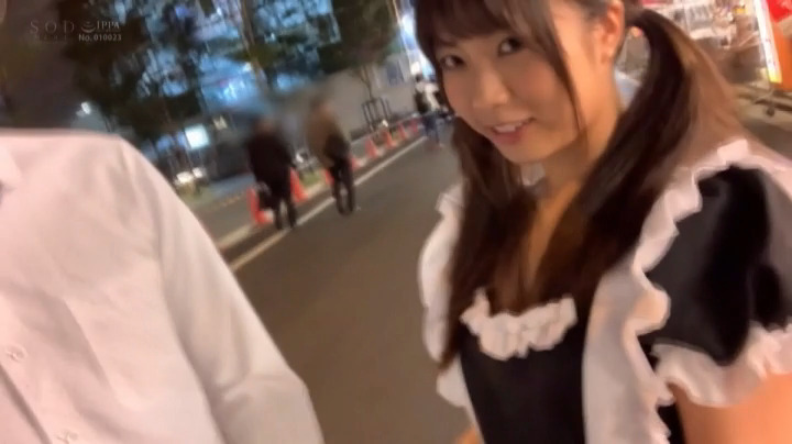 メイドのコスプレ衣装を着て秋葉原の路上にいるオタクを逆ナンパし、自分からセックス交渉（戸田真琴）
