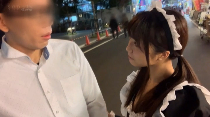 メイドのコスプレ衣装を着て秋葉原の路上にいるオタクを逆ナンパし、自分からセックス交渉（戸田真琴）